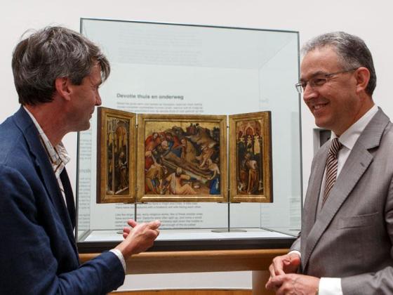 Rotterdam's mayor (right) at te presentation of the triptych
