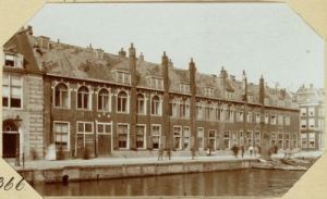 The former VOC warehouse in Amsterdam, demolished 1890. Photo: Stadsarchief